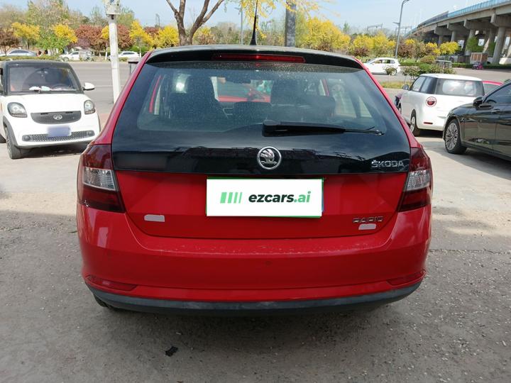 Rapid Spaceback 2014 1.6L AT Enjoy photo 3