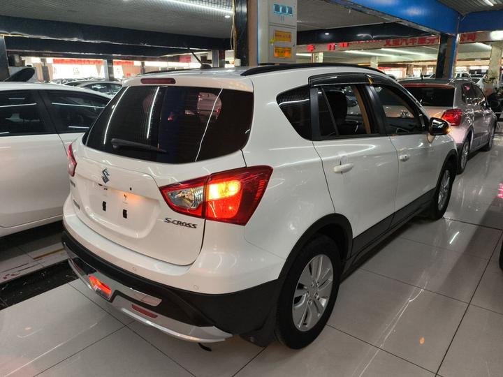2014 1.6L CVT RWD Progressive photo 4