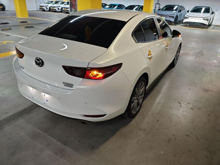 3 Axela 2023 2.0L AT photo 4