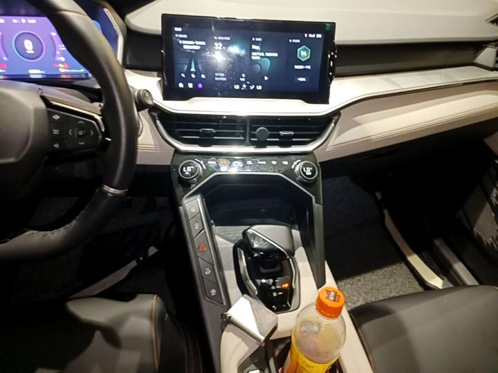 06 EM-P 2020 PHEV Plus photo 4