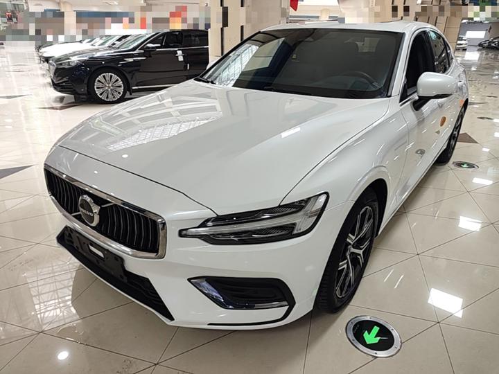 S60 2025 B4 Luxury