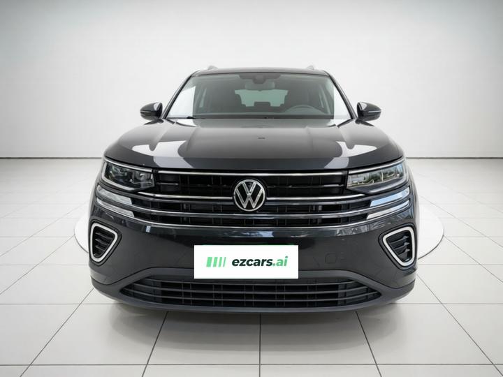 2024 330TSI Luxury photo 2