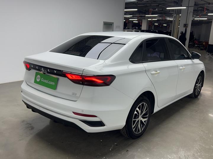 Emgrand 2025 4 1.5L MT photo 4