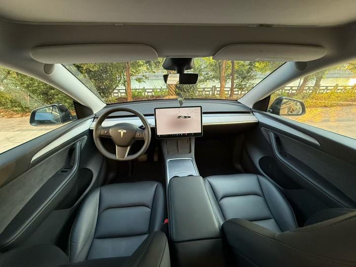 Model Y 2024 RWD photo 2