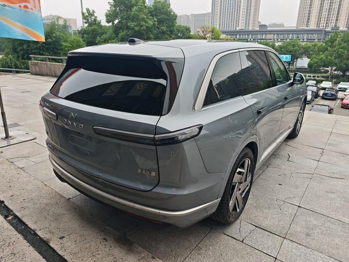 L90 2025 Ultra 6-Seater 60 photo 4