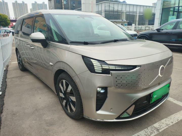 EM90 2025 Ultra 6-Seater photo 3