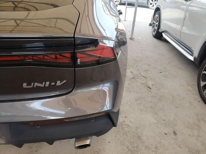 UNI-V 2022 1.5T Premium photo 7
