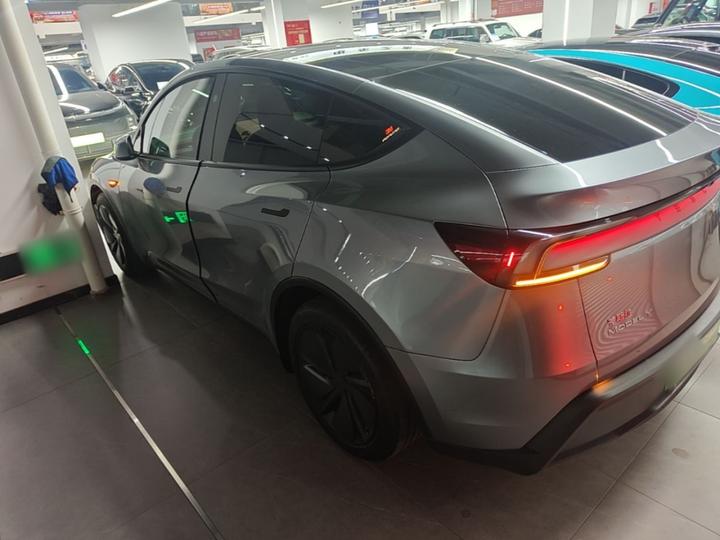 Model Y 2025 RWD photo 4
