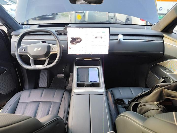 L90 2025 Ultra 6-Seater 85 photo 5