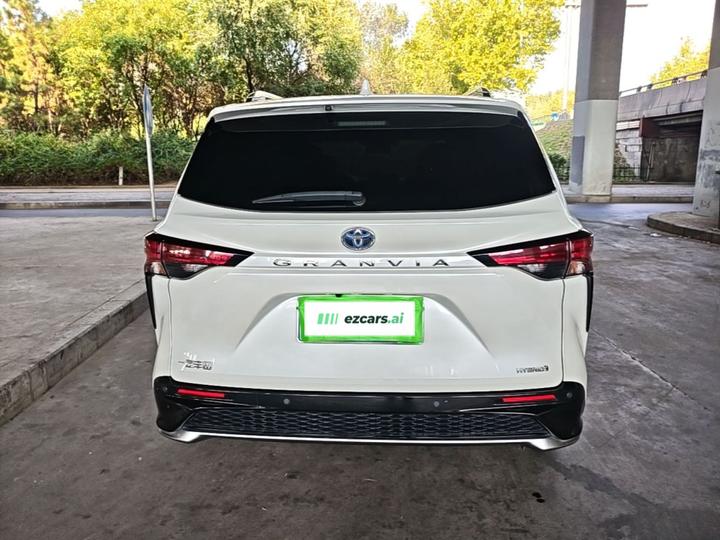 Granvia 2023 2.5L Hybrid Luxury photo 3