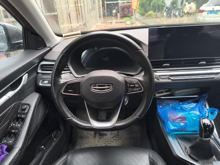 Emgrand 2023 4 Champion 1.5L MT Luxury photo 7