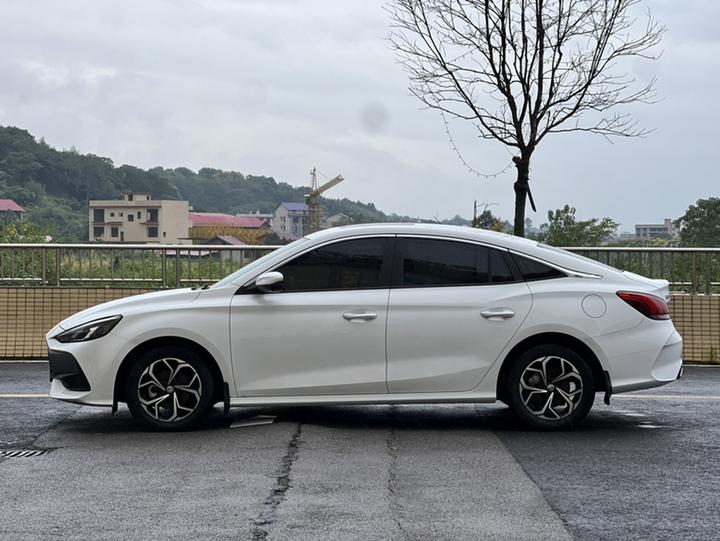MG5 2023 180DVVT CVT Luxury photo 3