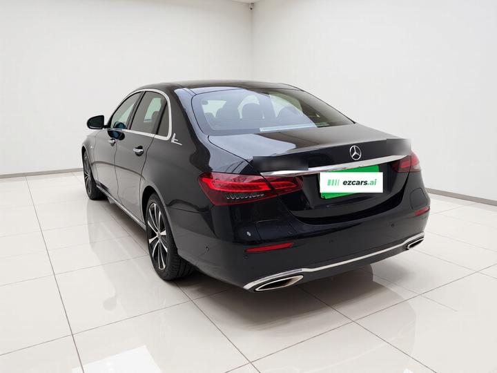 E-Class EV 2023 E 350 e L PHEV photo 4