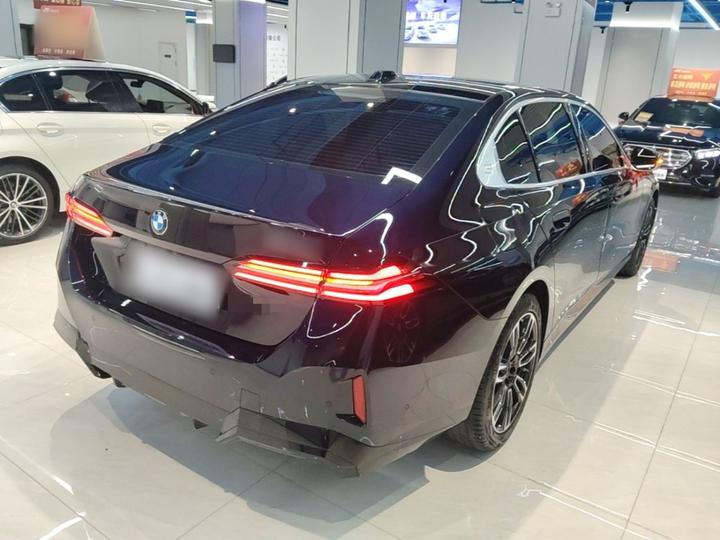 5 Series 2025 530Li Leading M Sport Package photo 4