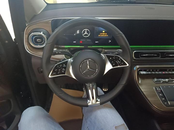 V-Class 2024 V 300 L Long Wheelbase Luxury photo 6