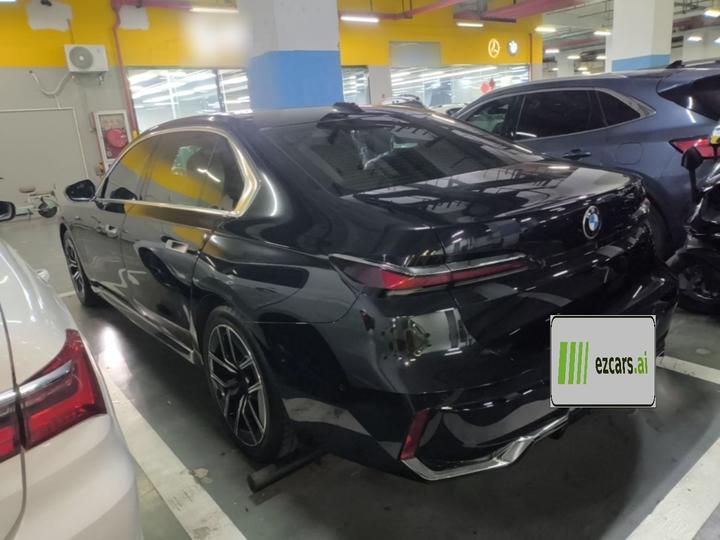 7 Series 2023 735Li M Sport Package photo 4