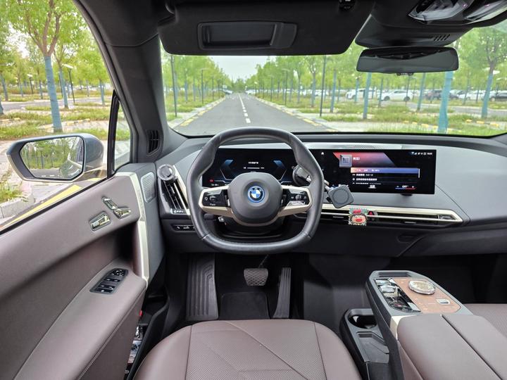 iX 2022 xDrive50 photo 2