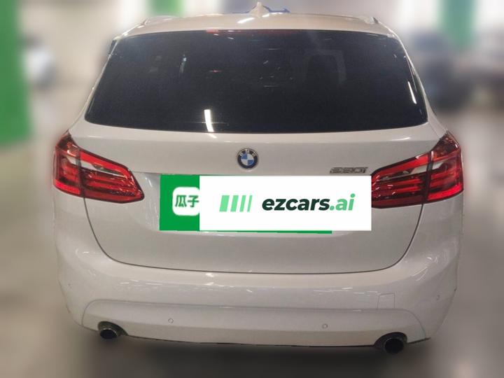 2 Series Wagon 2016 220i Leading photo 3