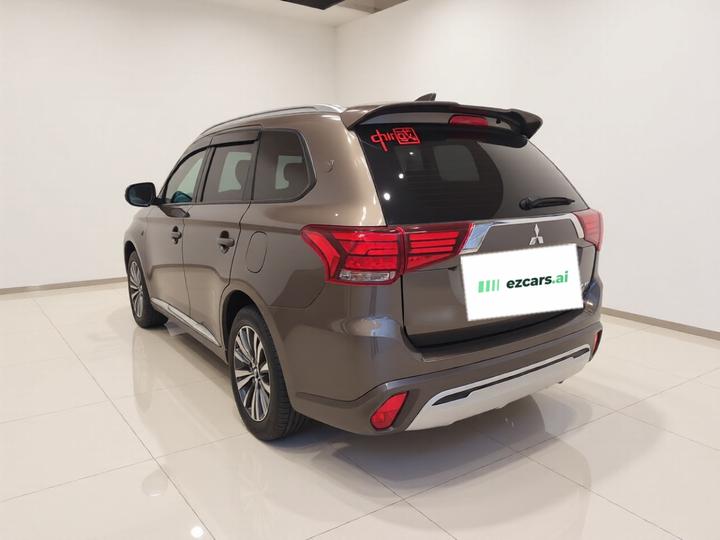 Outlander 2021 2.0L RWD Enjoy 7-Seater photo 4