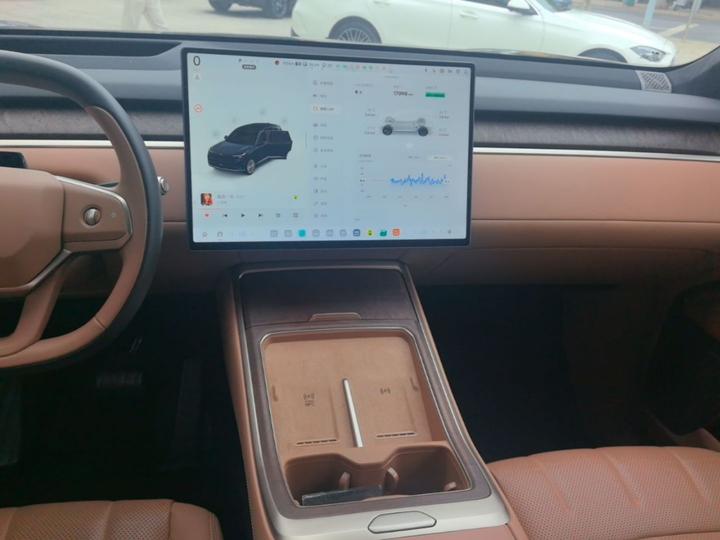 L90 2025 Max 6-Seater 60 photo 8