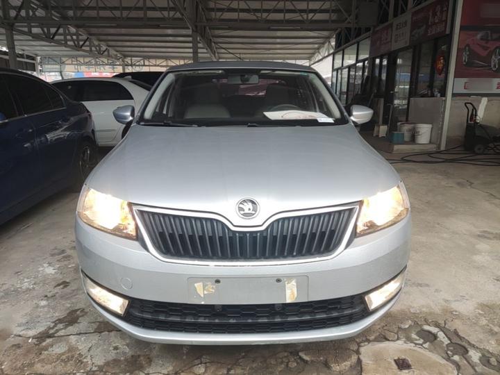 Rapid 2016 1.6L AT photo 2