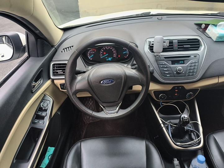 Escort 2015 1.5L MT Comfort photo 7