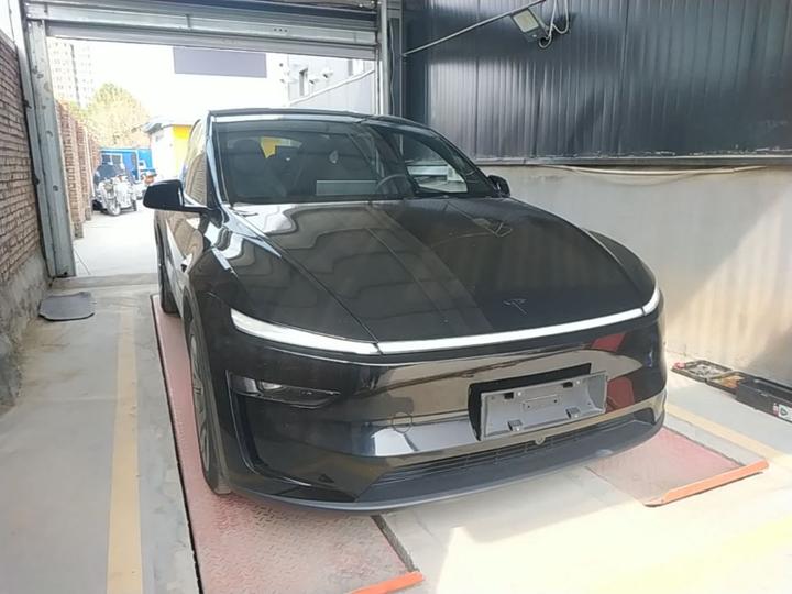 Model Y L 2025 Long Range AWD photo 3