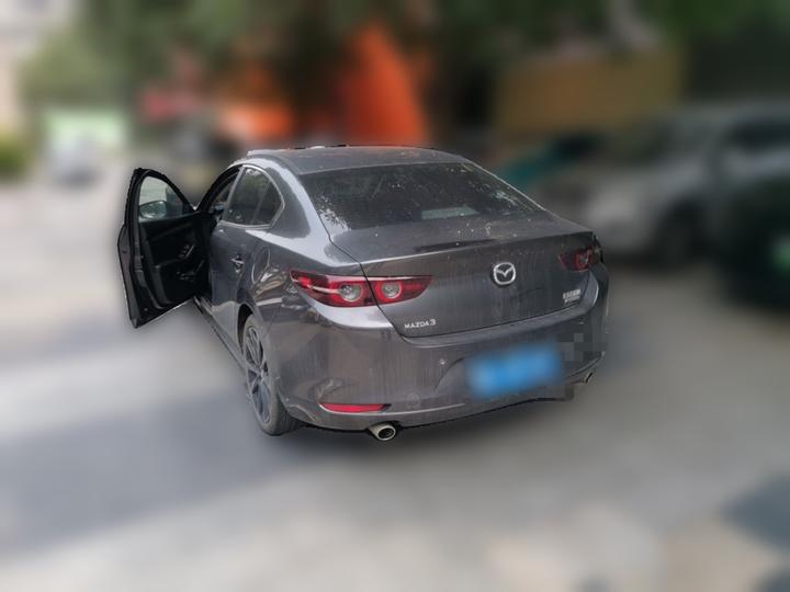 3 Axela 2023 2.0L AT photo 4