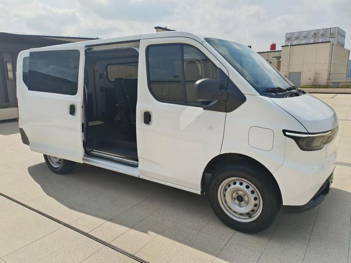 E 2025 41.86kwh Short Wheelbase photo 3