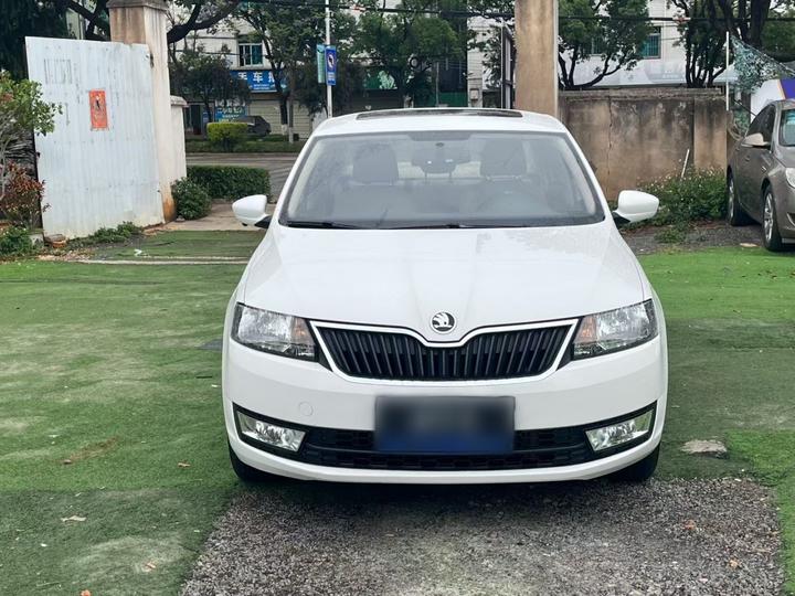 Rapid 2016 1.6L AT photo 2
