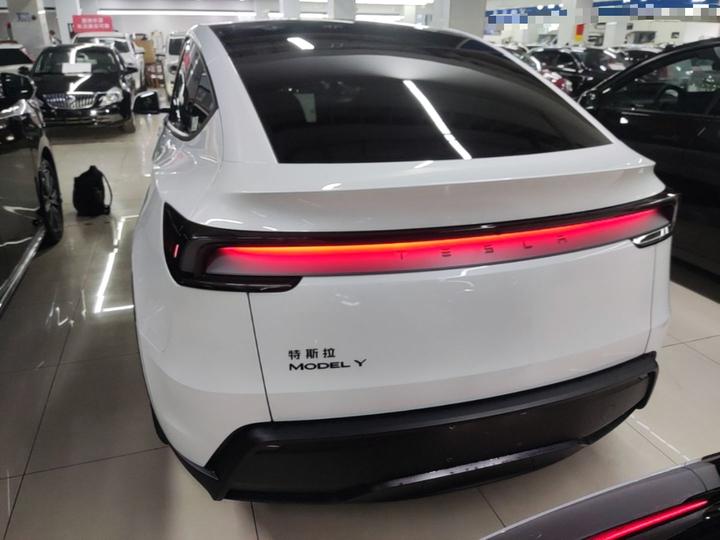 Model Y 2026 RWD photo 5