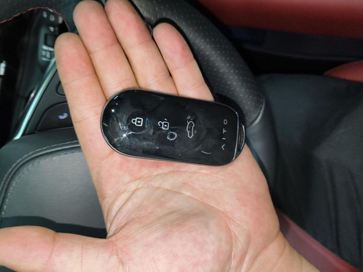 HIMA AITO M5 2022 EV AWD Performance photo 8