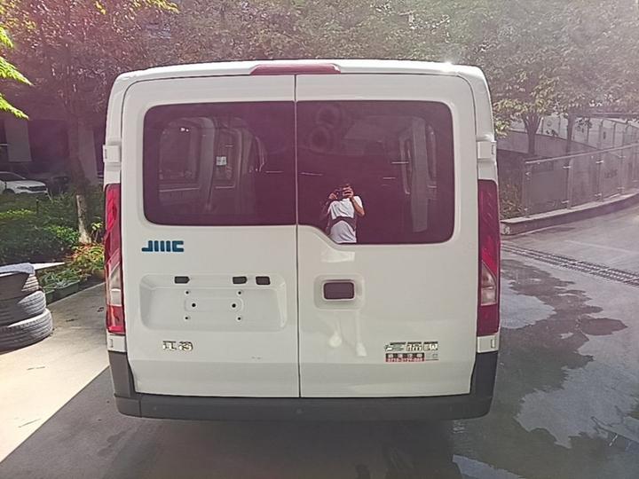 E 2025 41.86kwh Short Wheelbase photo 3