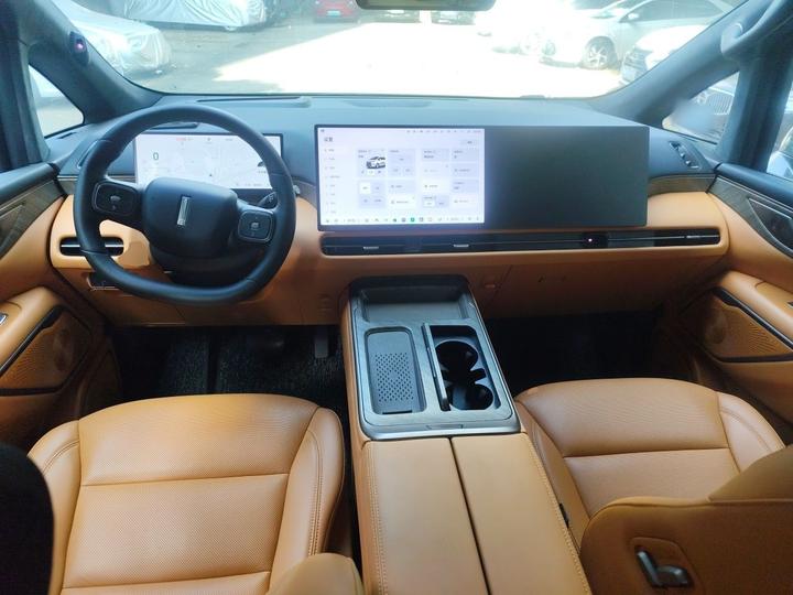 2025 AWD 8 photo 5
