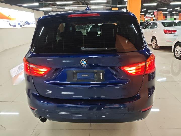 2 Series Wagon 2015 218i Leading photo 3