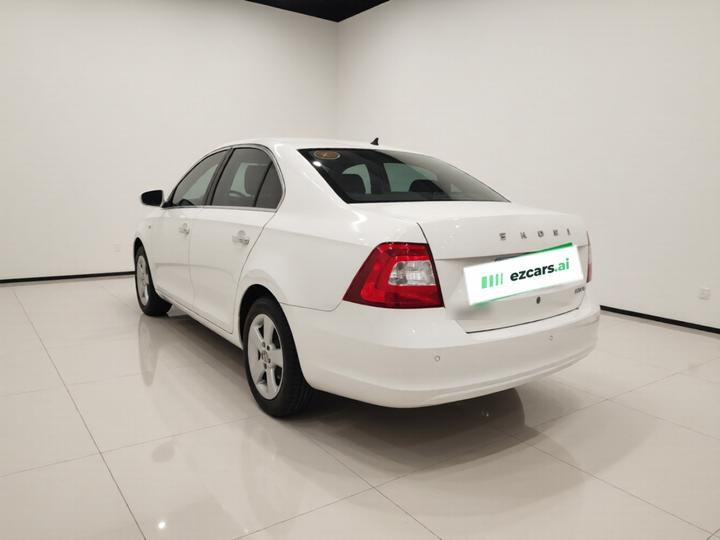 Rapid 2015 1.6L AT photo 4
