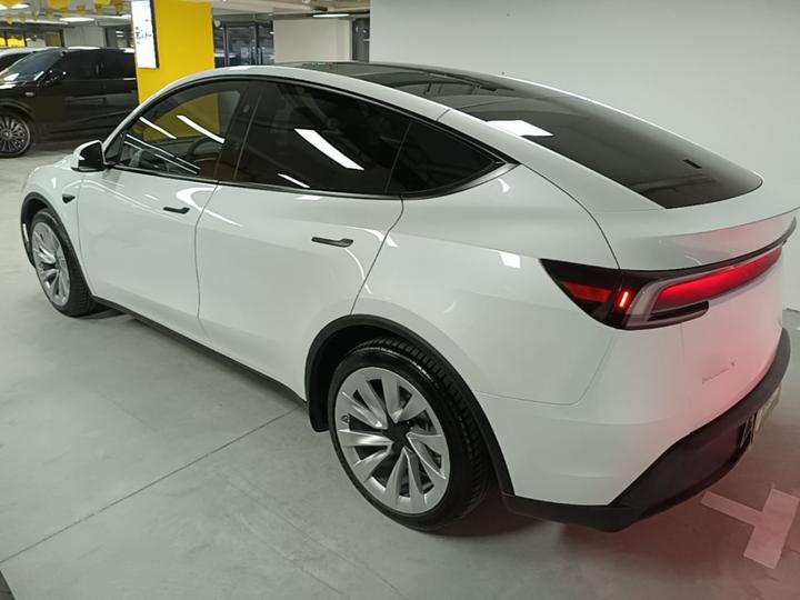 Model Y 2025 RWD photo 4