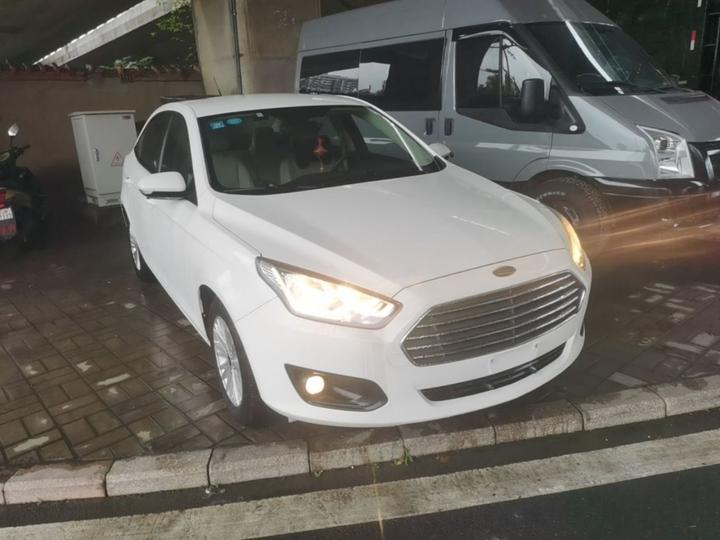 Escort 2015 1.5L AT Comfort photo 3