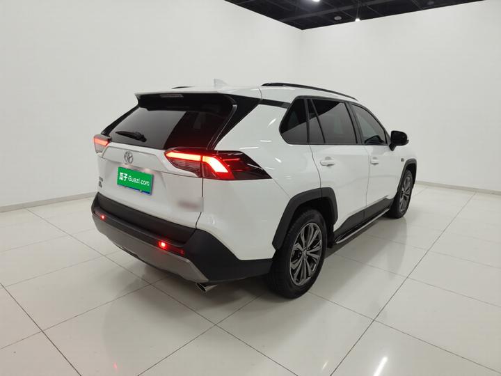 RAV4 2023 2.0L CVT RWD 20 Platinum Anniversary Edition photo 4