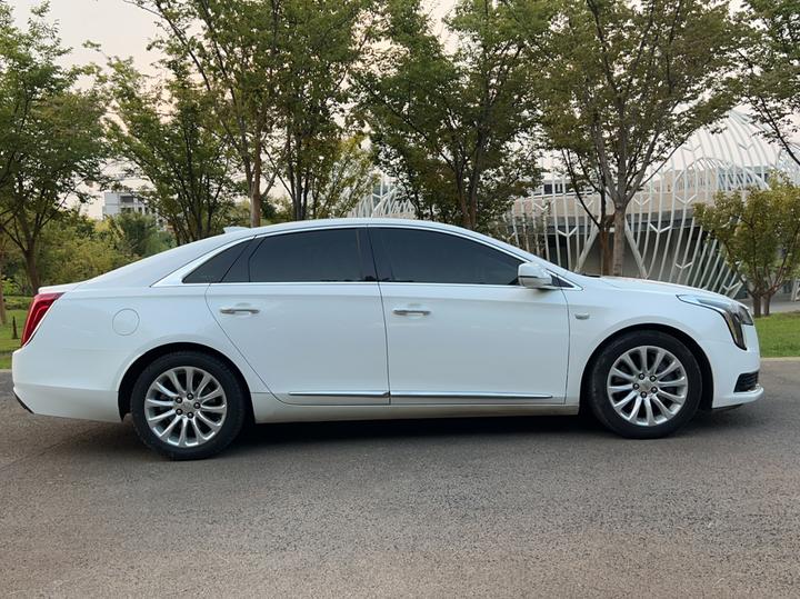 XTS 2018 28T Tech photo 3