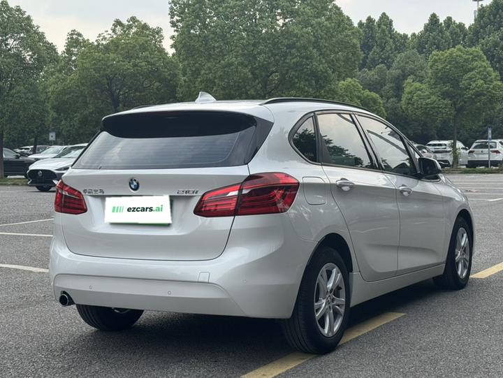 2 Series Wagon 2016 218i Leading photo 3