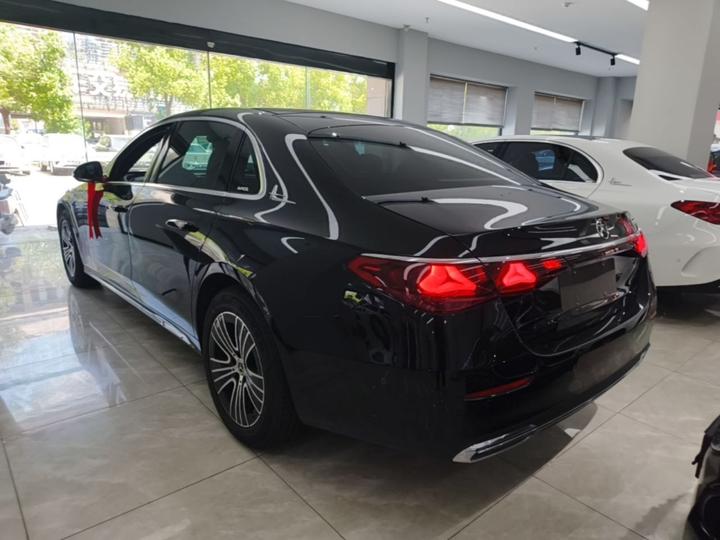 E-Class 2025 E 260 L photo 4
