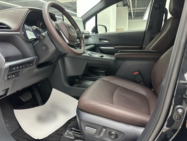 Granvia 2026 2.5L Hybrid MAX AWD photo 7