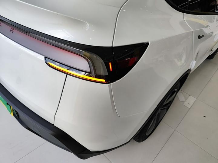 Model Y 2025 RWD photo 7