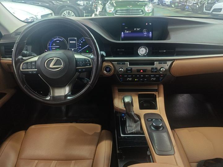 ES 2015 300h Comfort photo 5