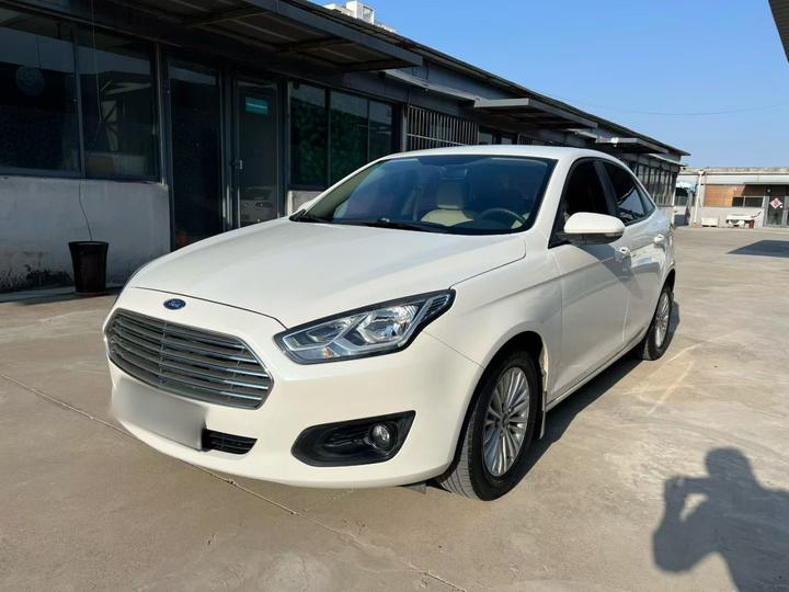 Escort 2015 1.5L MT Comfort