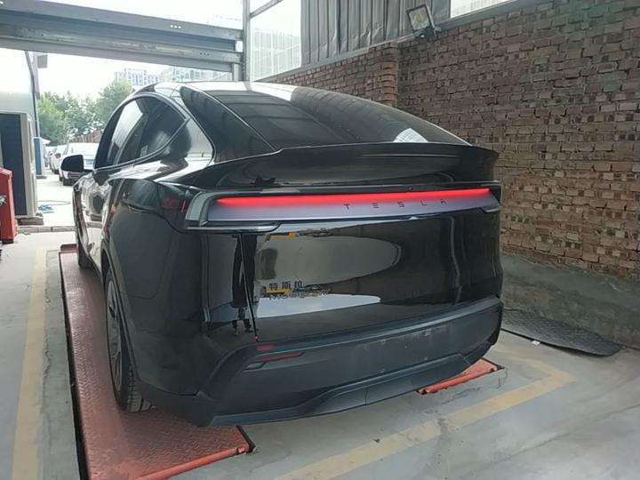 Model Y L 2025 Long Range AWD photo 4
