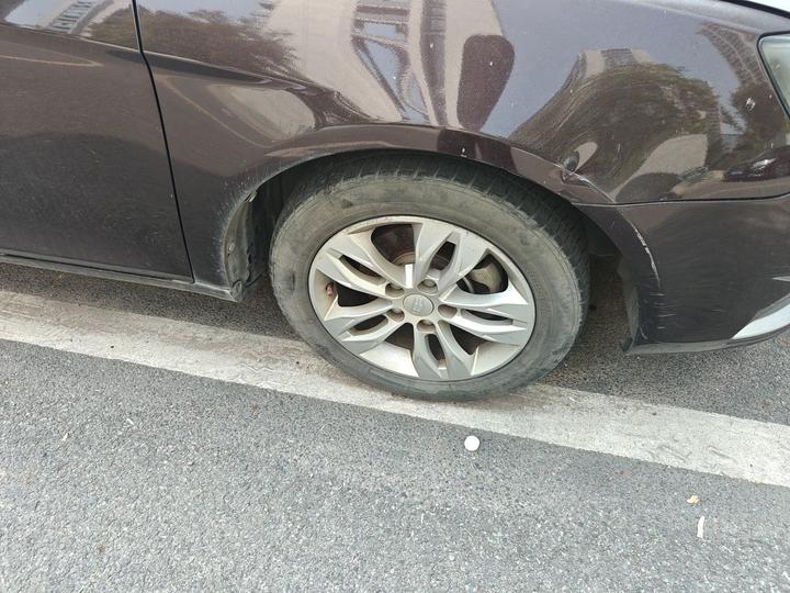 Emgrand 2014 Sedan 1.3T CVT Elite photo 8
