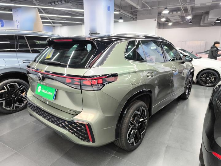 2025 Tayron L 380TSI AWD Luxury photo 4