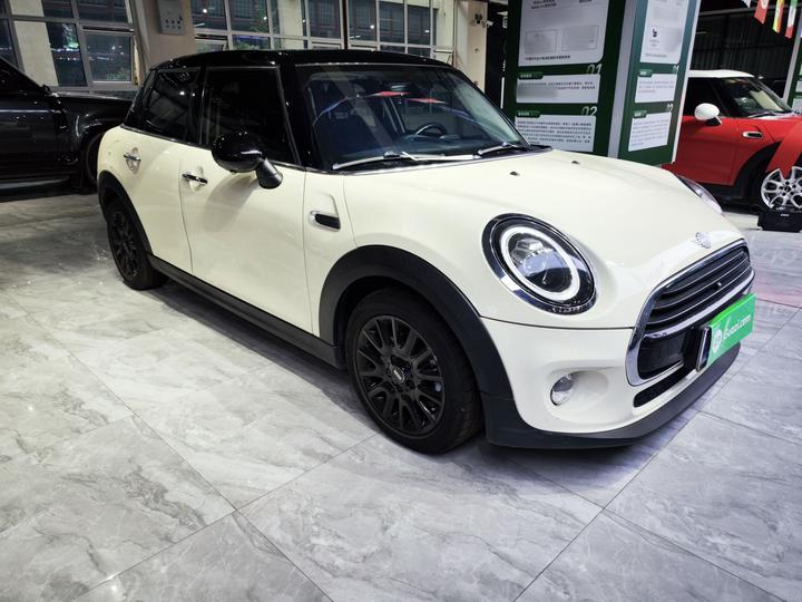 2019 1.5T COOPER Classic 5-Door photo 3